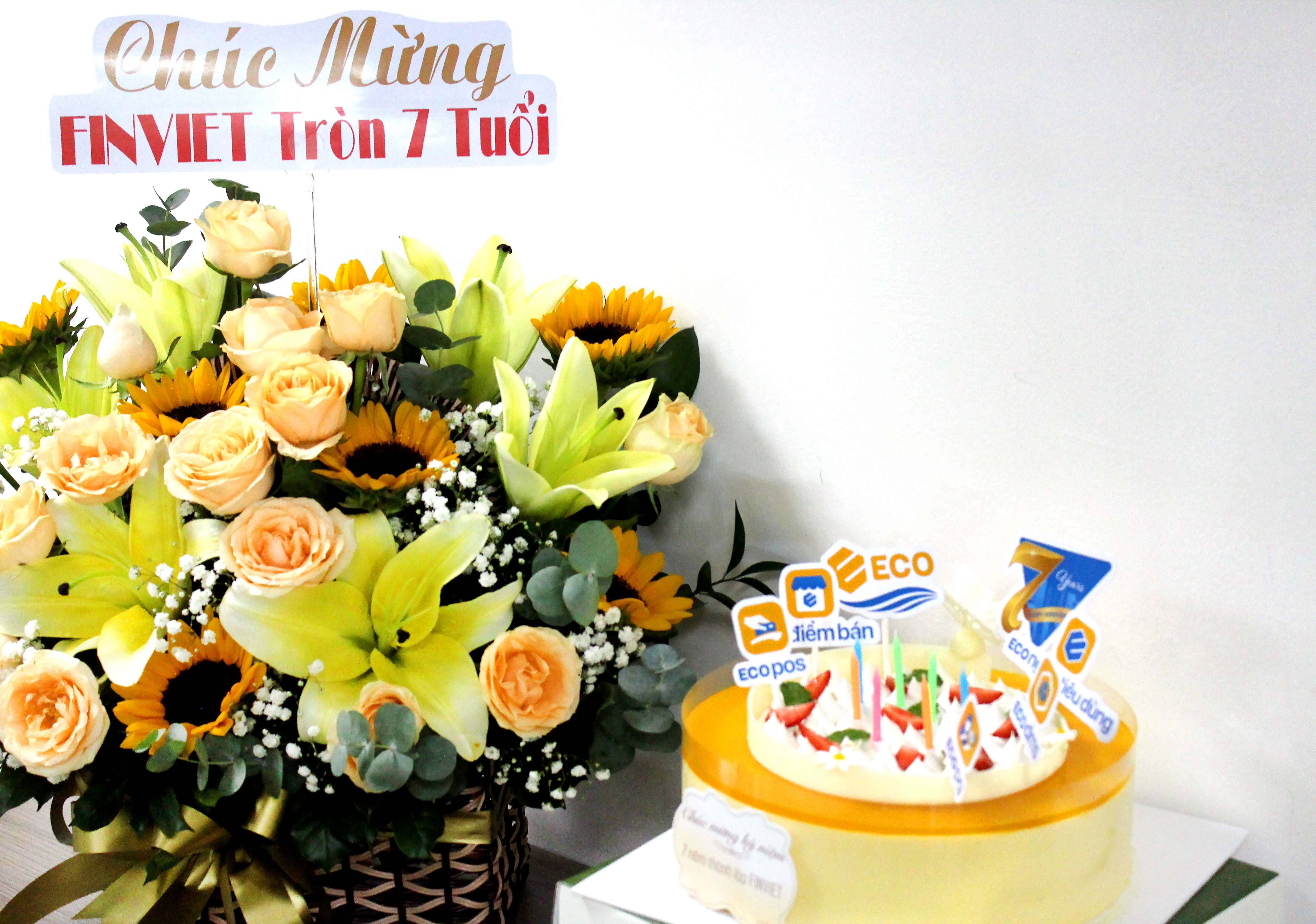 hoa và bánh kỷ niệm 7 năm thành lập Finviet